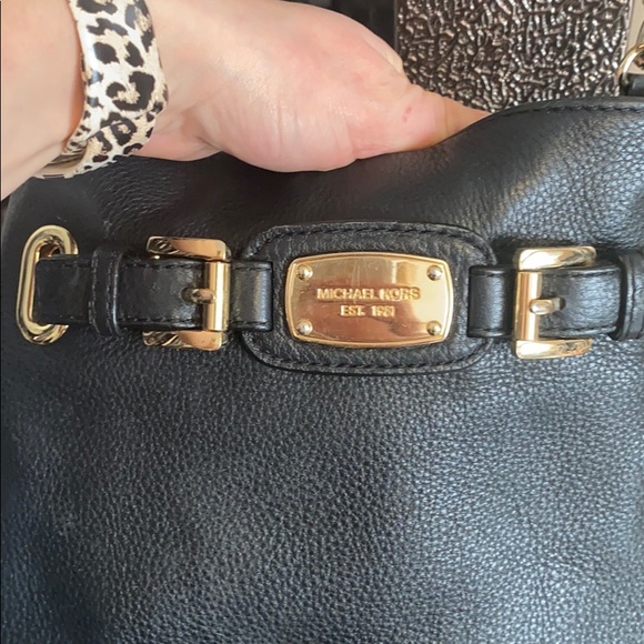 Micheal kors black and good crossbody - Picture 3 of 8